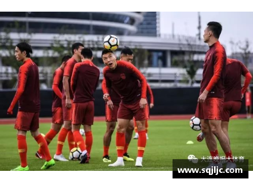 LD乐动体育官网足球明星训练合照：聚焦顶级球员间的默契与拼搏精神 - 副本
